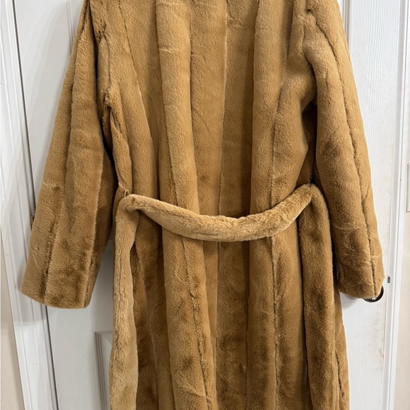 Dennis Basso Luxurious Jacket with belt . - Picture 2 of 5